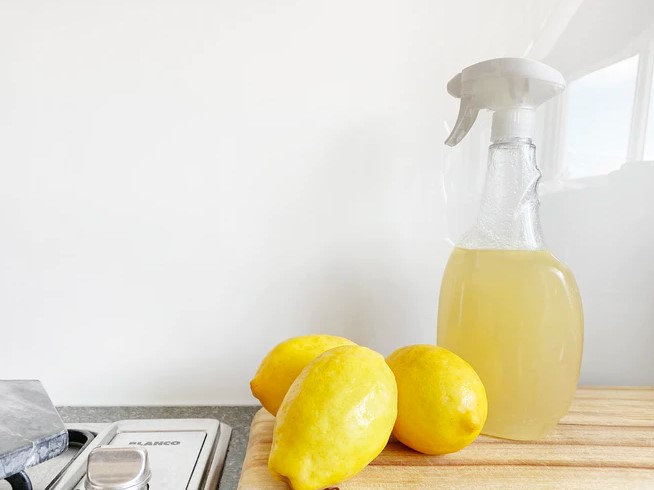 Cleaning glass oven door easily with lemon